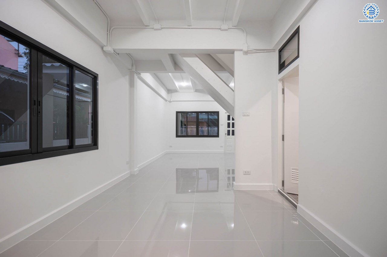 บ้านมือสองตกแต่งใหม่ โครงการ ลานทอง ติวานนท์-ปากเกร็ด เนื้อที่ 40 ตร.ว. ฟังก์ชัน 3 ห้องนอน 2 ห้องน้ำ จอดรถได้ 2คัน บนทำเลทองเดินทางสะดวกติด ถ.ติวานนท์ ใกล้ห้าแยกปากเกร็ด เมืองทองธานี, เซ็นทรัลแจ้งวัฒนะ รถไฟฟ้าสายสีชมพู "สถานีปากเกร็ด" และจุดขึ้นทางด่วน "แจ้งวัฒนะ"